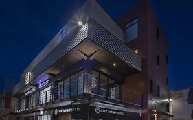 Room Hotel & Suites